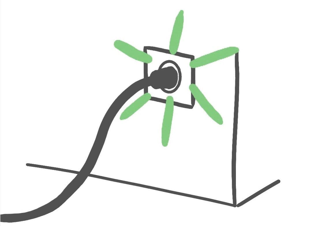 Stecker wird in eine Steckdose gesteckt